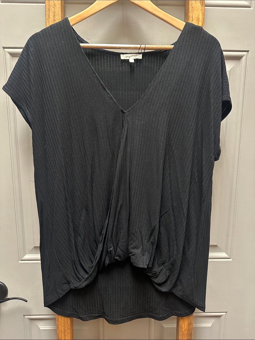 Mystree Black Ribbed V-Neck Twist-Hem Short Sleeve Top